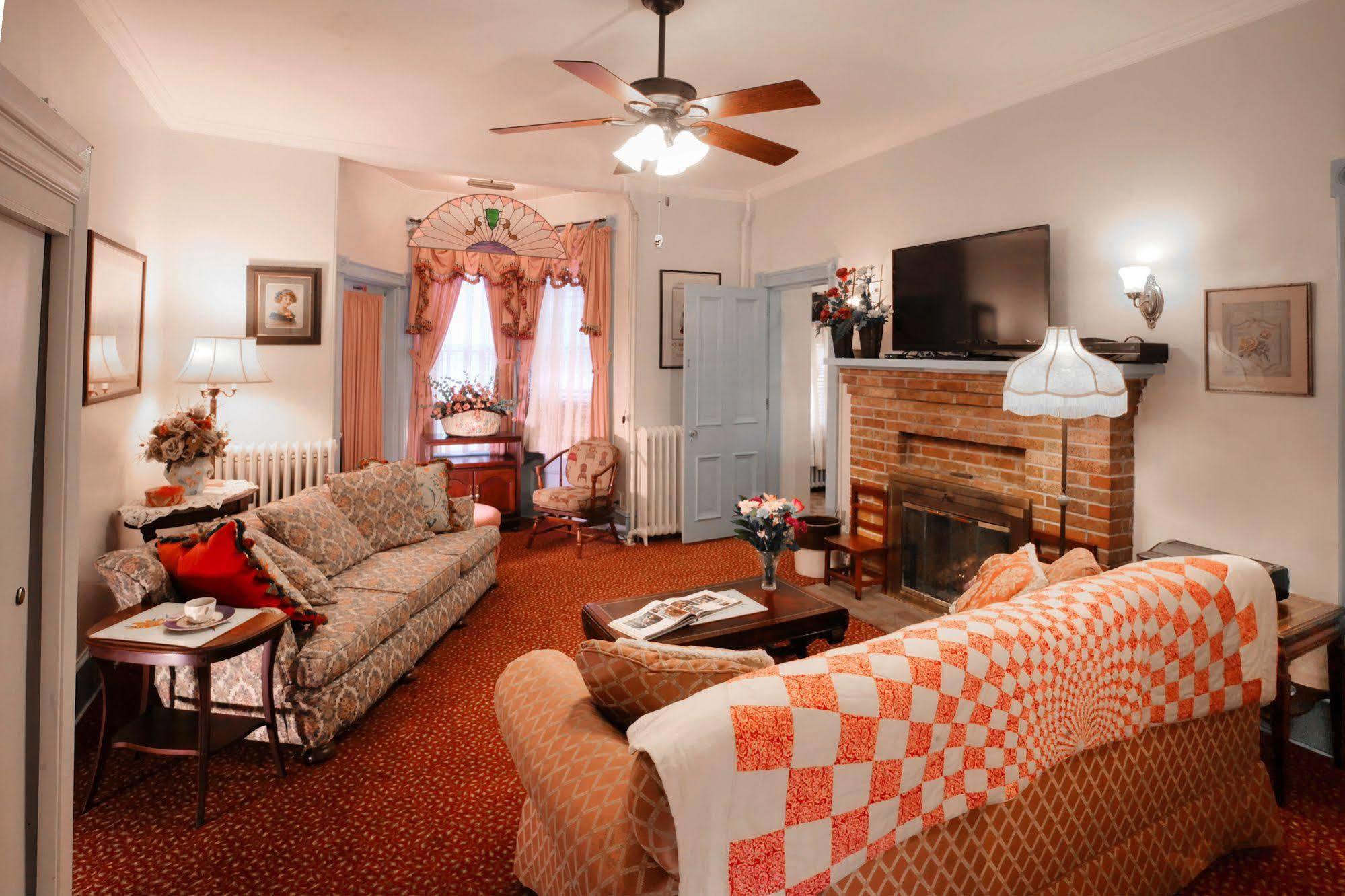 Antoinette'S Apartments & Suites Cape May Exterior foto