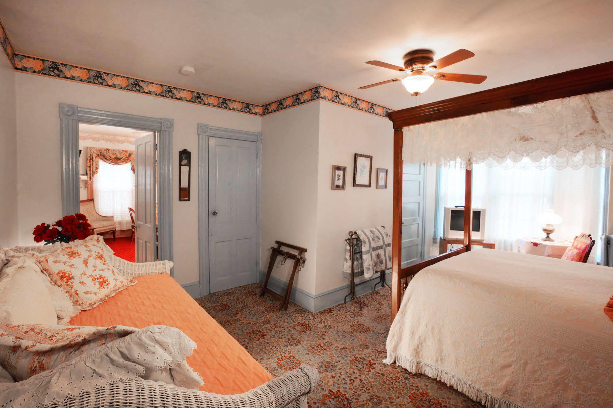 Antoinette'S Apartments & Suites Cape May Exterior foto